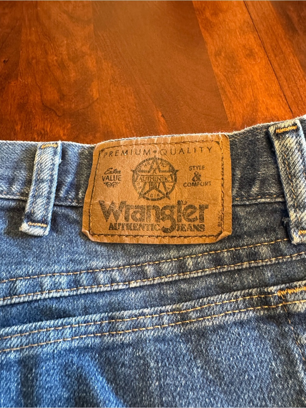 Wrangler Men's Medium Blue Relaxed Fit Denim Jeans with Leather Patch 38x29